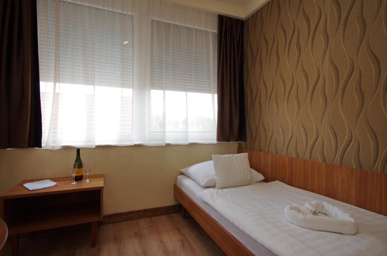 Aqua Hotel Gyula Buitenkant foto