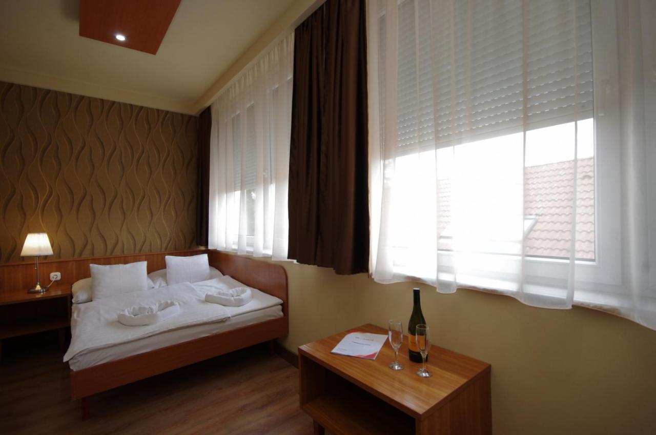 Aqua Hotel Gyula Buitenkant foto