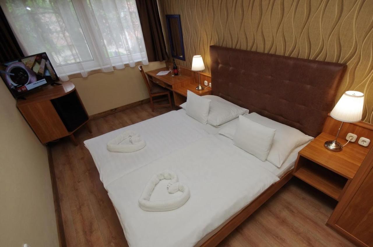 Aqua Hotel Gyula Buitenkant foto