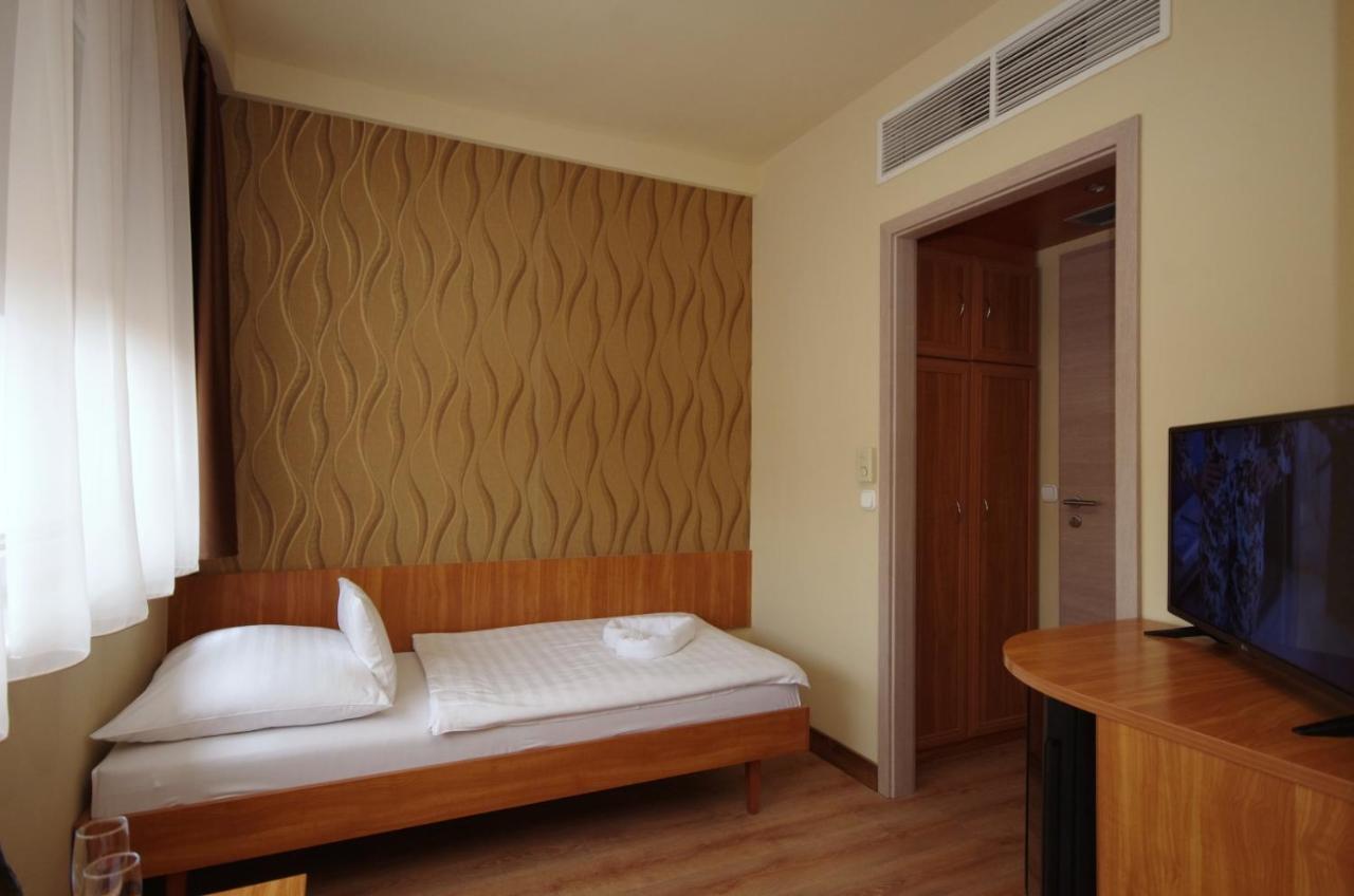 Aqua Hotel Gyula Buitenkant foto