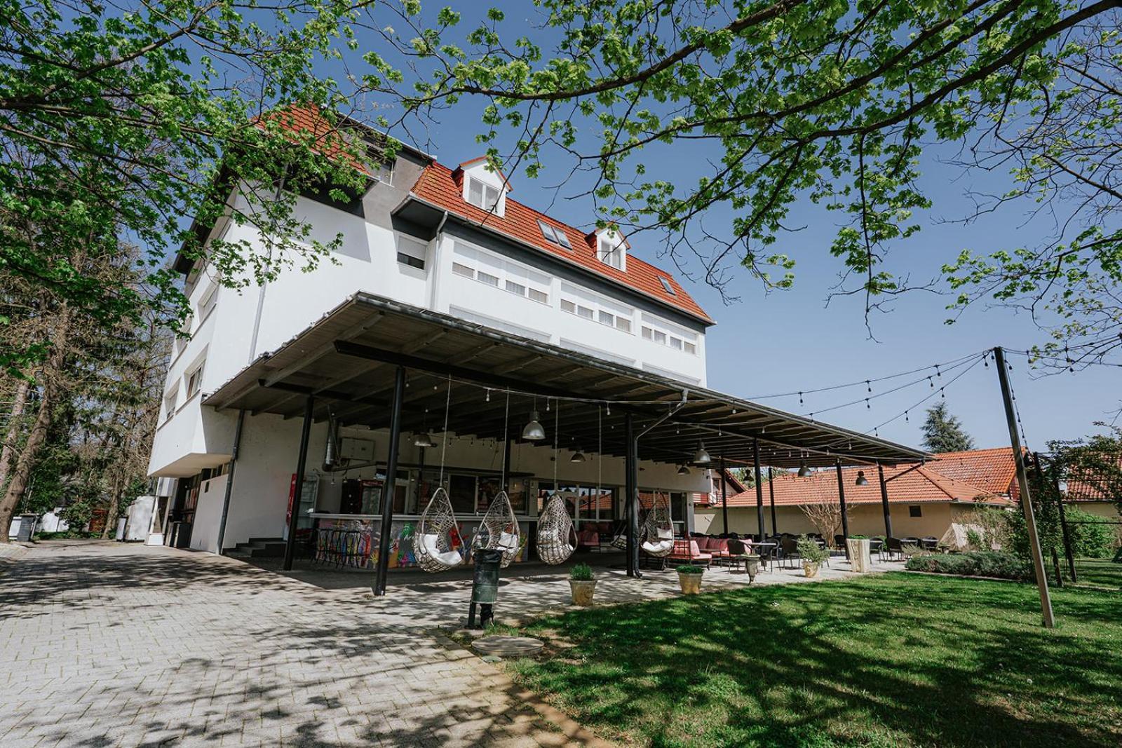 Aqua Hotel Gyula Buitenkant foto
