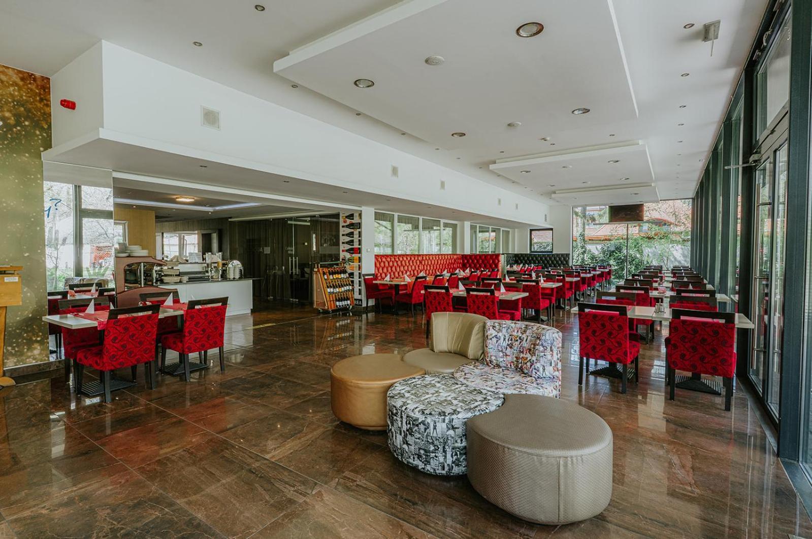 Aqua Hotel Gyula Buitenkant foto