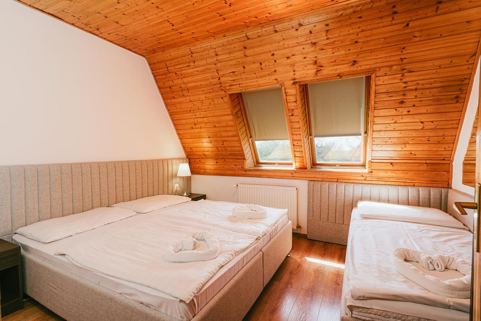 Aqua Hotel Gyula Buitenkant foto
