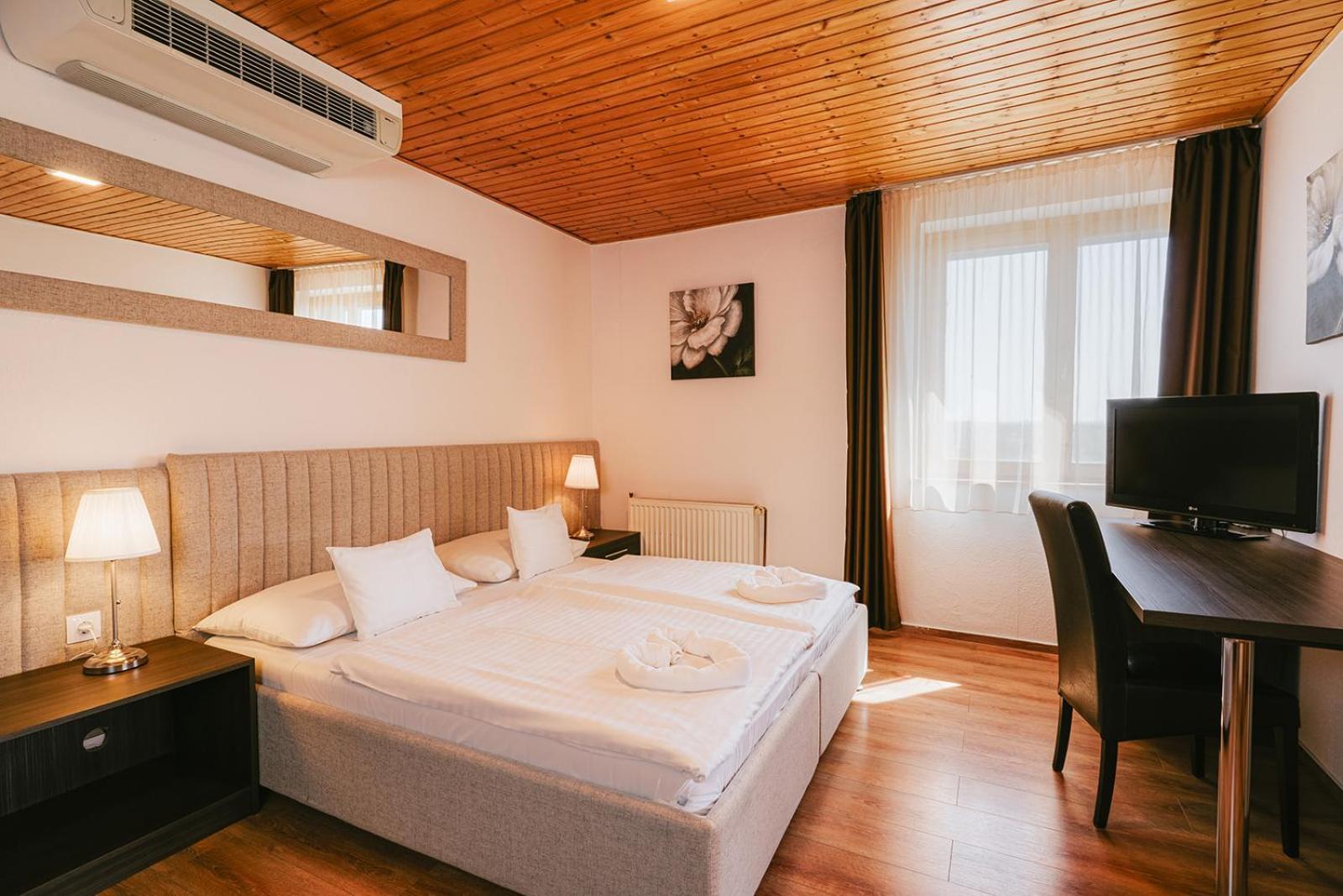 Aqua Hotel Gyula Buitenkant foto
