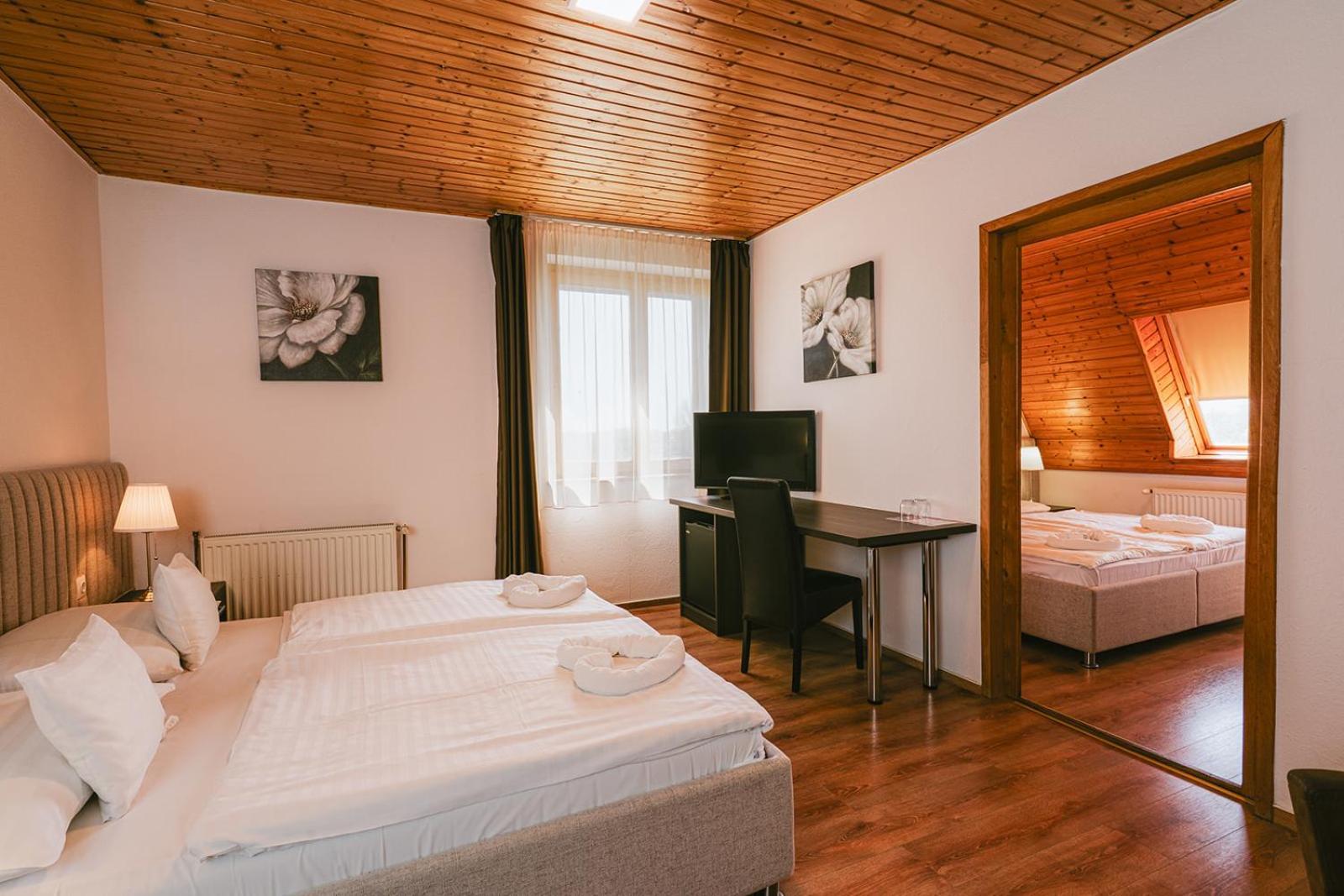 Aqua Hotel Gyula Buitenkant foto