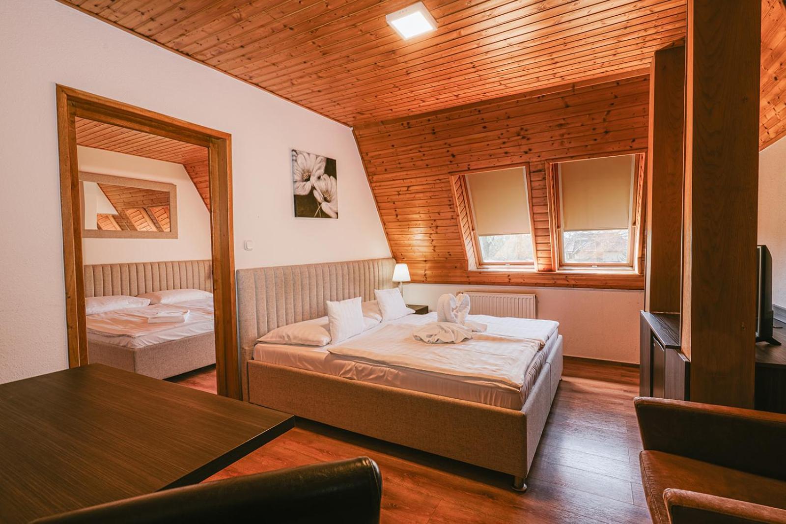 Aqua Hotel Gyula Buitenkant foto