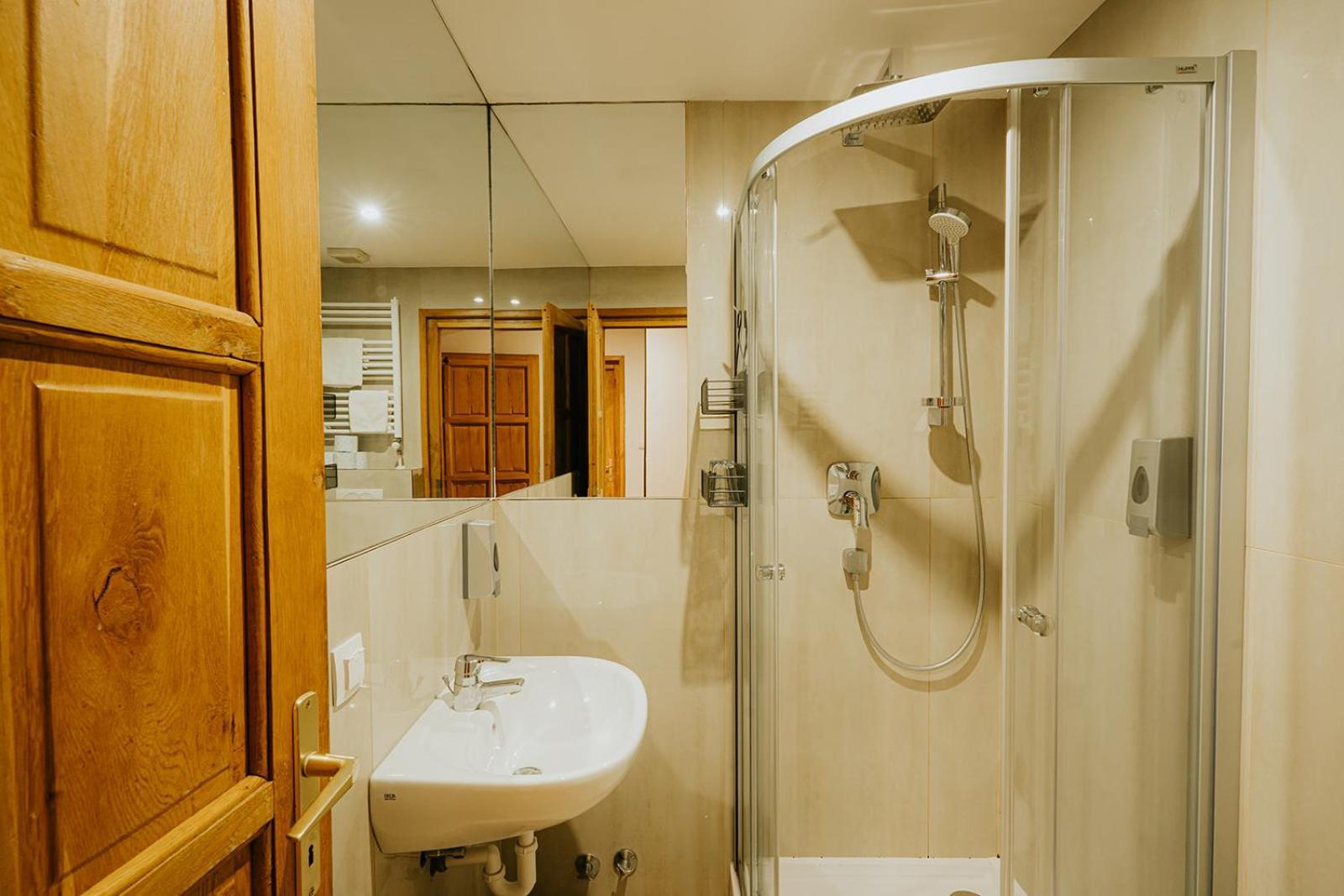 Aqua Hotel Gyula Buitenkant foto