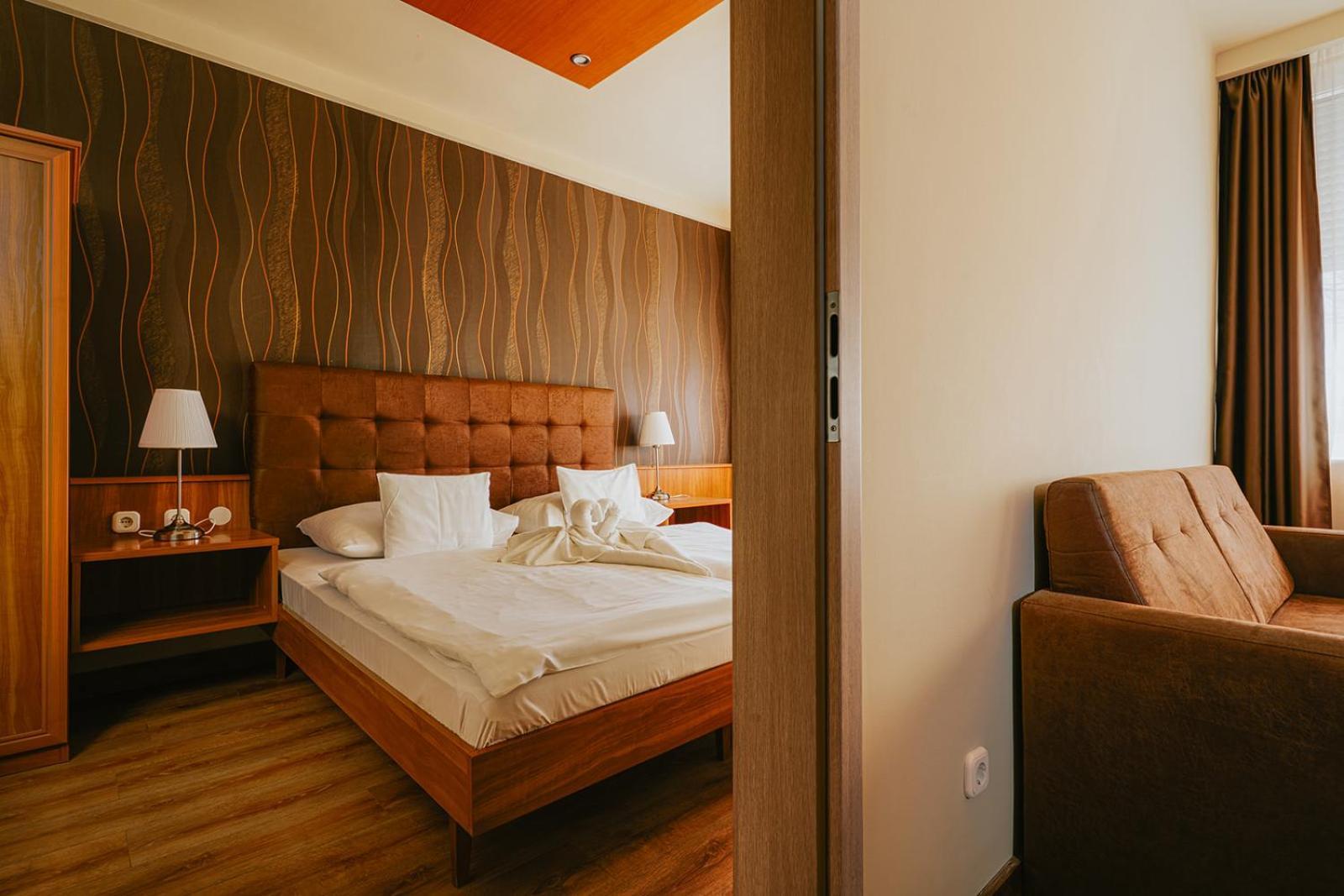 Aqua Hotel Gyula Buitenkant foto
