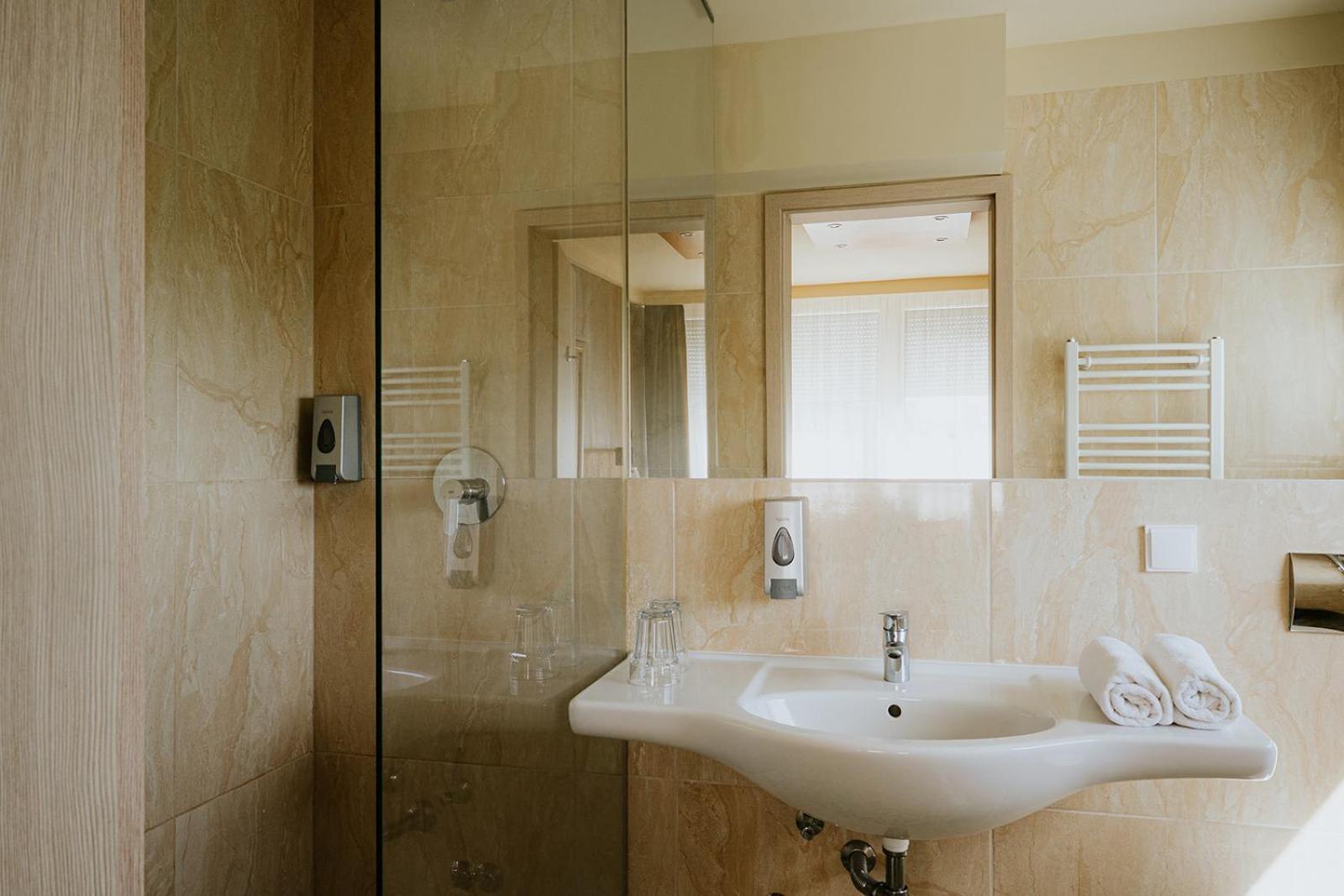 Aqua Hotel Gyula Buitenkant foto