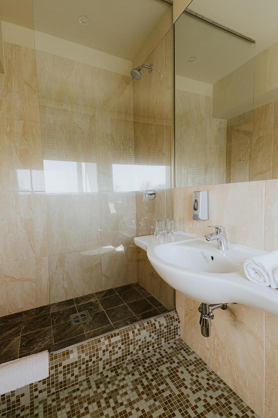 Aqua Hotel Gyula Buitenkant foto