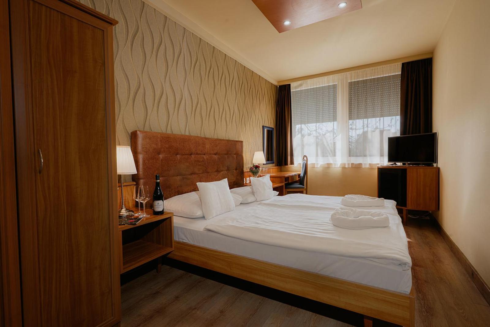 Aqua Hotel Gyula Buitenkant foto