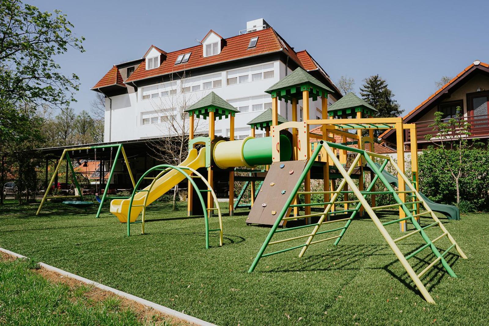 Aqua Hotel Gyula Buitenkant foto