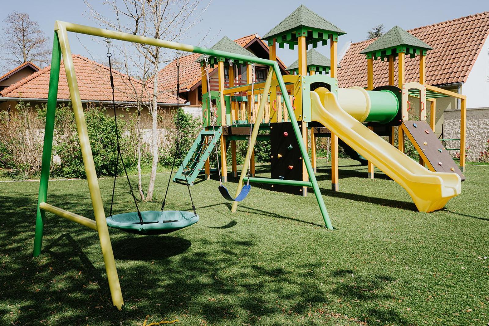 Aqua Hotel Gyula Buitenkant foto