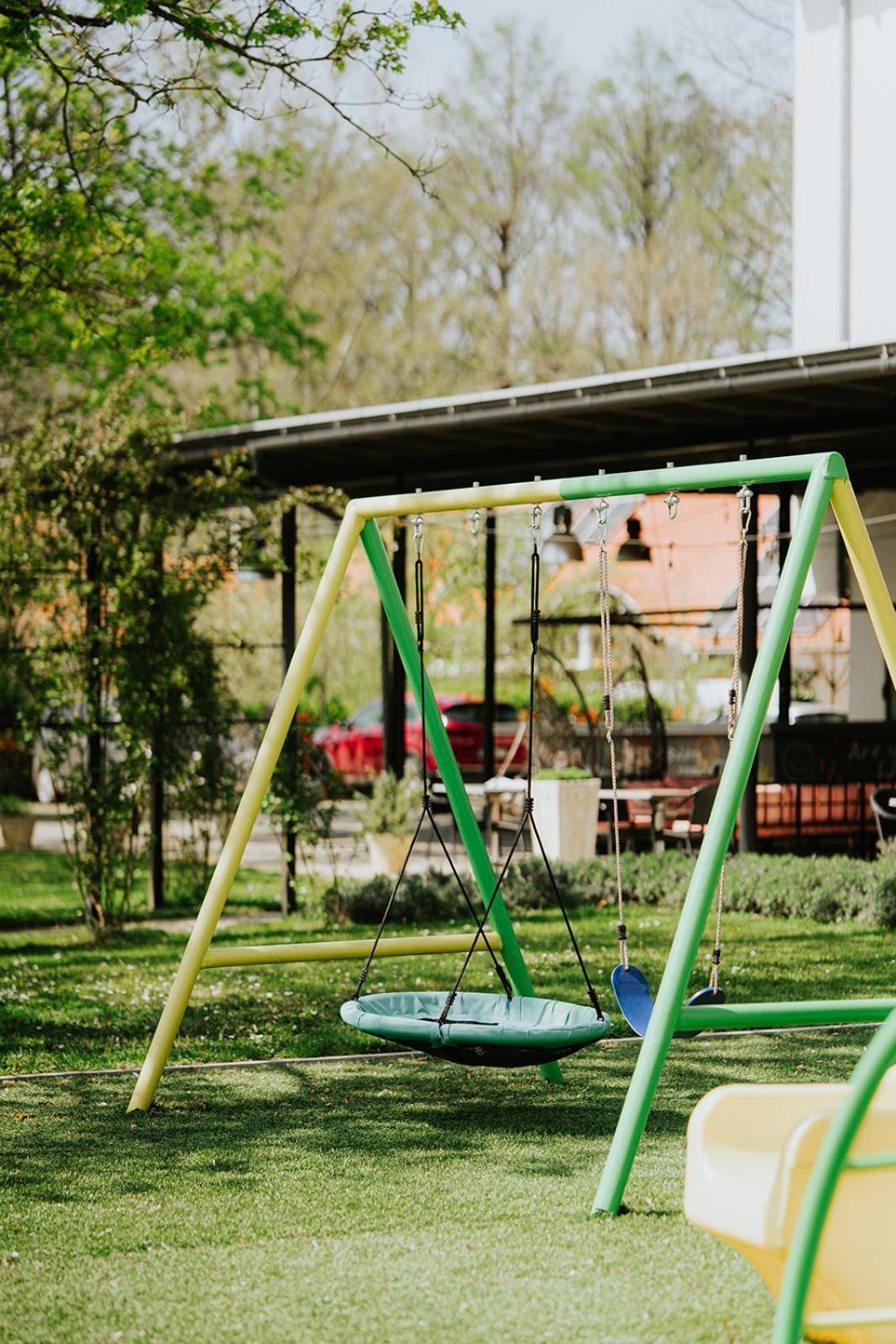 Aqua Hotel Gyula Buitenkant foto