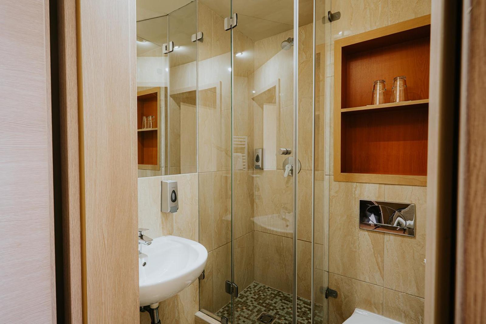 Aqua Hotel Gyula Buitenkant foto