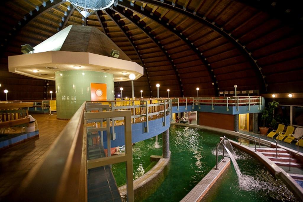 Aqua Hotel Gyula Buitenkant foto