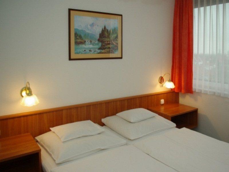 Aqua Hotel Gyula Buitenkant foto
