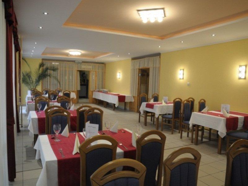 Aqua Hotel Gyula Buitenkant foto