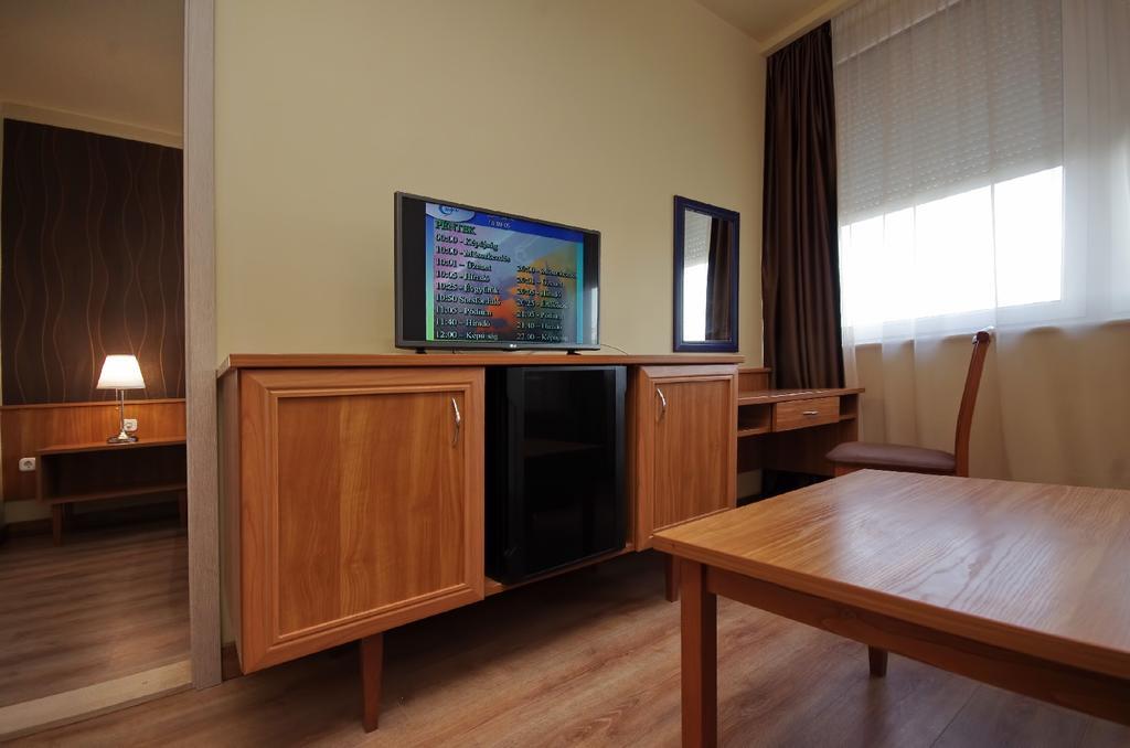Aqua Hotel Gyula Buitenkant foto