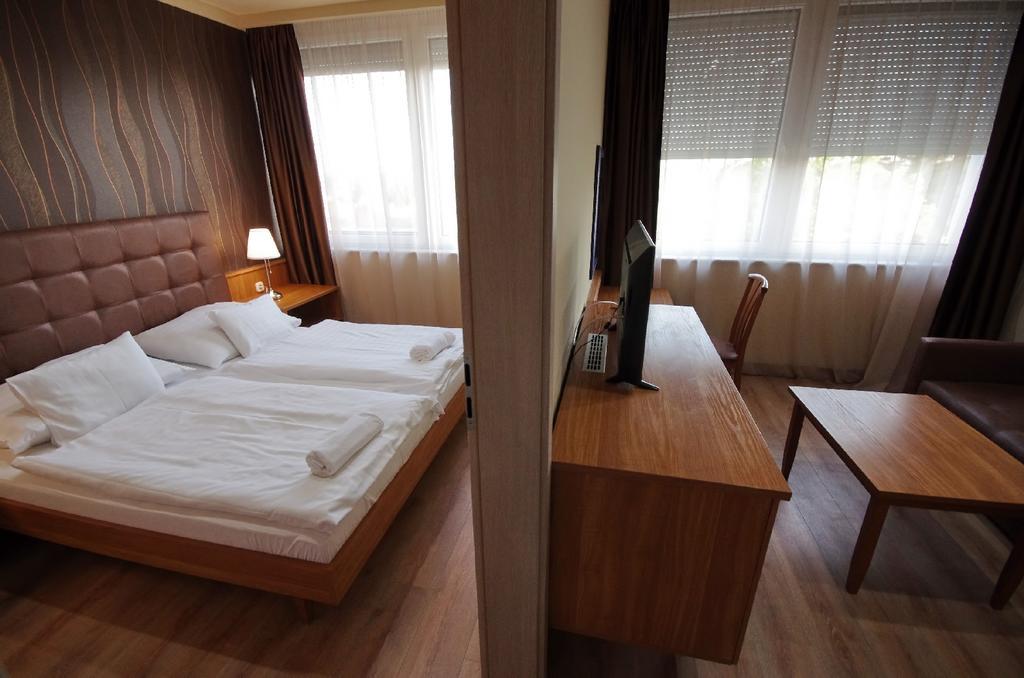 Aqua Hotel Gyula Buitenkant foto
