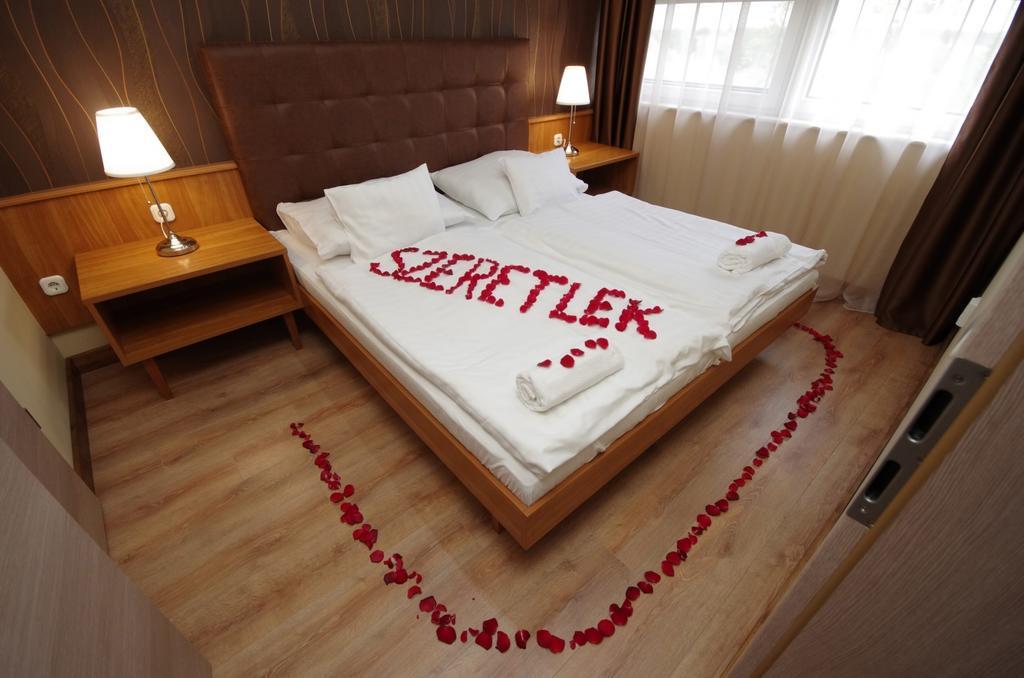 Aqua Hotel Gyula Buitenkant foto