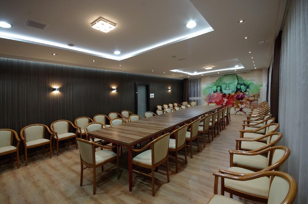 Aqua Hotel Gyula Buitenkant foto