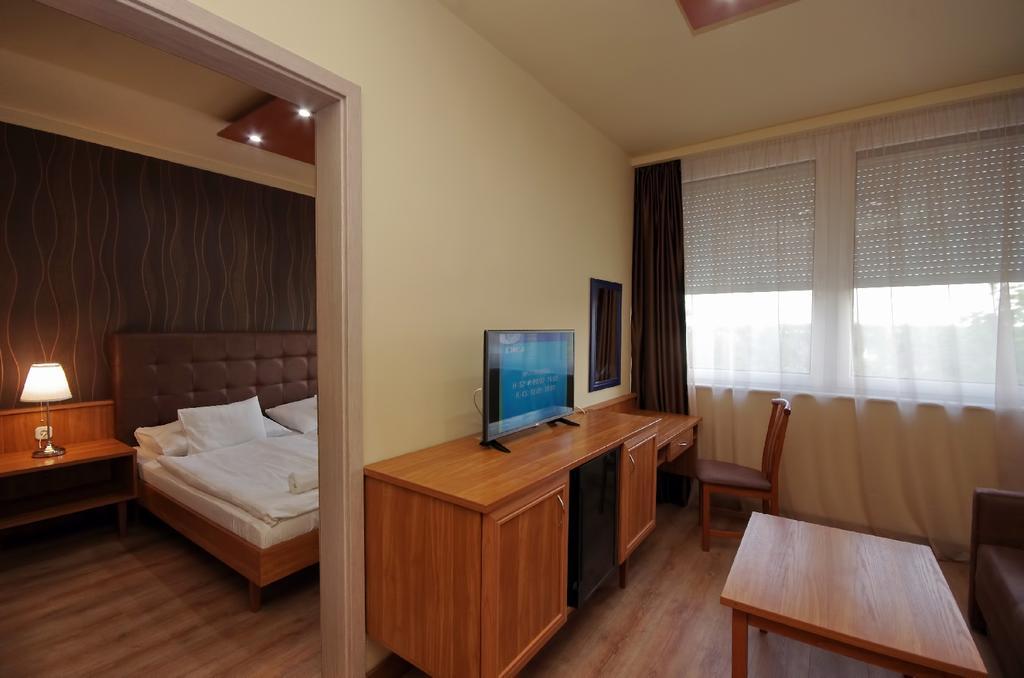 Aqua Hotel Gyula Buitenkant foto